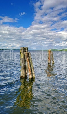 Boot Poller Anlegestelle im See