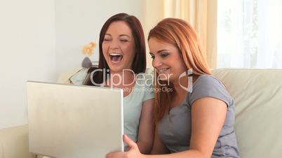 Freundinnen am Computer