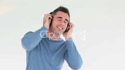 Mann hört Musik