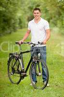 junger Mann mit einem Fahrrad