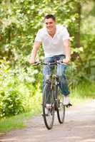 junger Mann mit einem Fahrrad
