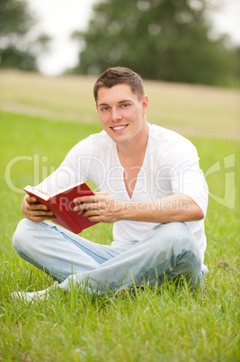 Junger Mann mit einem Buch