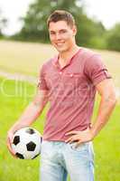 Junger Mann mit einem Fußball