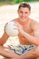 Junger Mann am Strand