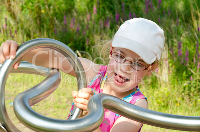 Mädchen auf einem Spielplatz