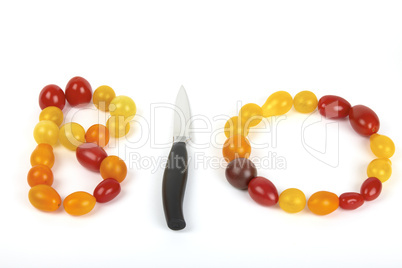 Das Wort "BIO" aus Toamten und einem Messer gelegt / The word "BIO" set of tomatoes and put a knife