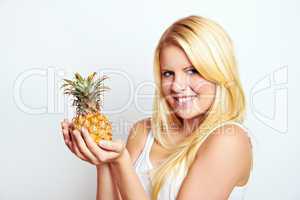 Blonde Frau mit Ananas