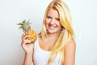 Blonde Frau mit Ananas