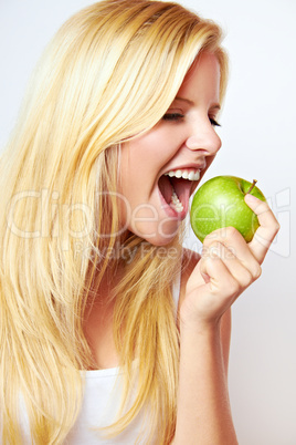 Blonde junge Frau mit Apfel