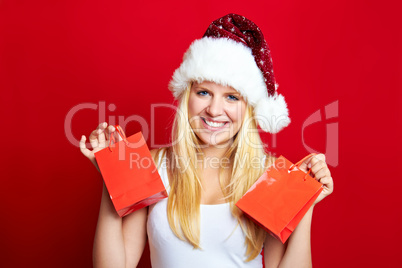 Blonde Frau mit Weihnachtspäckchen