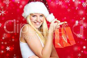 Blonde Frau mit Weihnachtspäckchen