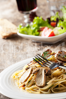 Pasta mit Steinpilzen und Gabel