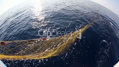Fischernetz wird ins Meer geworfen