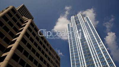 Zeitraffer Wolken hinter Hochhaus in Cincinnati mit blauem Himmel