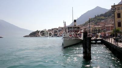 Gardasee: Limone, ein Passagierschiff legt an