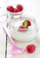 Joghurt mit Himbeeren / yogurt with raspberries
