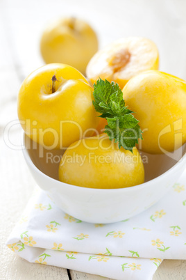 gelbe Pflaumen in Schale / yellow plums in bowl