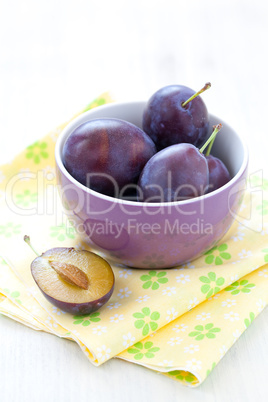 Zwetschgen in Schale / fresh plums in bowl