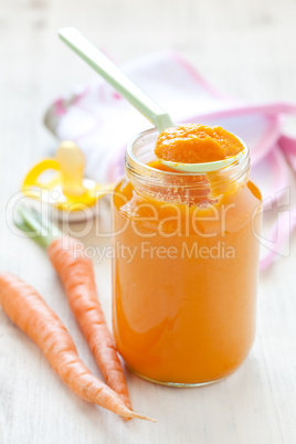 Babynahrung im Glas / baby food in a glass