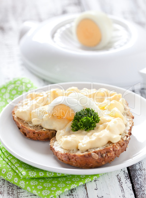 Brötchen mit Eiersalat / bun with egg salad
