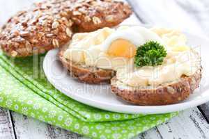 frisches Brötchen mit Eiersalat / fresh sandwich with egg salad