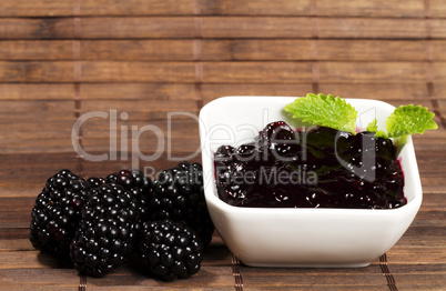 brombeeren marmelade neben brombeeren