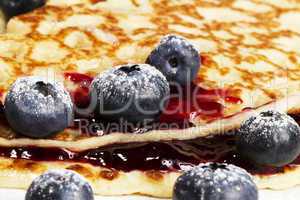 nahaufnahme von blaubeeren auf pfannkuchen mit marmelade