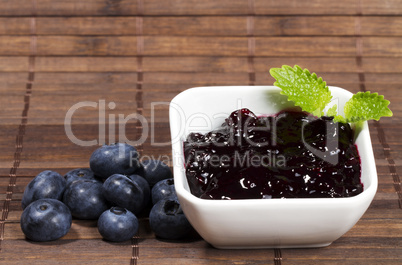 blaubeeren marmelade neben heidelbeeren