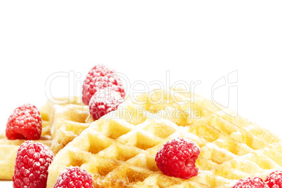 gezuckerte himbeeren auf waffeln mit sirup