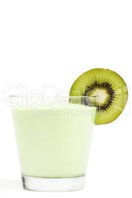 milchshake mit einer scheibe kiwi