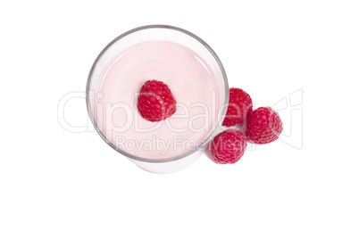 himbeere auf milchshake mit himbeeren von oben