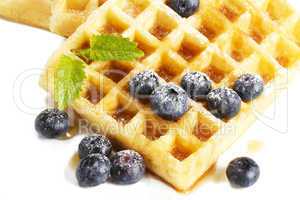 waffeln mit gezuckerten heidelbeeren melisse und sirup