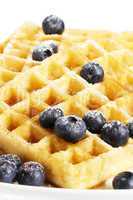 waffeln mit gezuckerten heidelbeeren und sirup