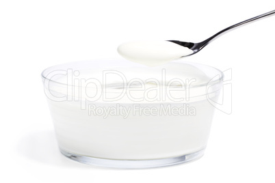 joghurt in einer schale mit einem löffel voll joghurt