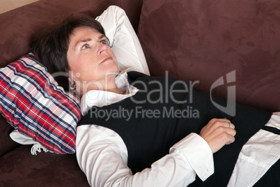 Businessfrau liegt auf der Couch und erholt sich