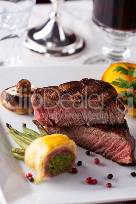 Steak mit gegrillten Kartoffeln auf einem Teller