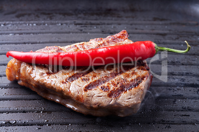 Steak mit Chili in einer Pfanne