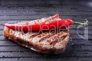 Steak mit Chili in einer Pfanne
