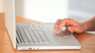Computer mit weiblicher Hand