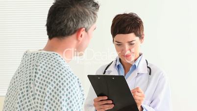 Ärztin mit Patient