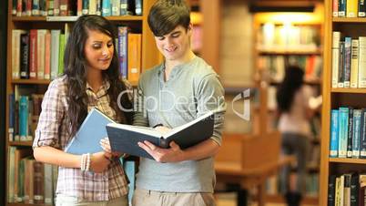 Studenten in Bibliothek