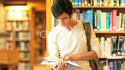 Student in Bibliothek