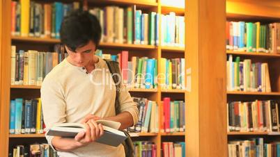 Student in Bibliothek