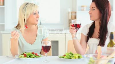 Freundinnen beim Essen