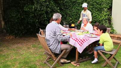 Familie beim Grillen