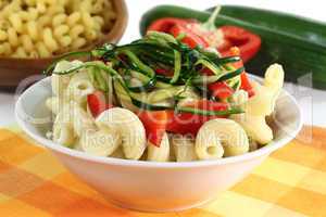 Pasta mit Paprika-Zucchini-Gemüse