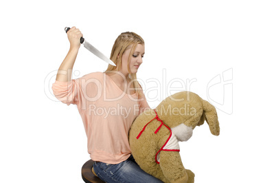 Teeni kills a Teddybear; Junges Mädchen ersticht einen Teddybä