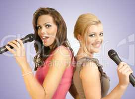 Tow Ladys singing with microphons; Zwei Mädchen singen mit Mikr