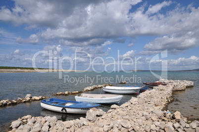 Boote an der Küste von Pag