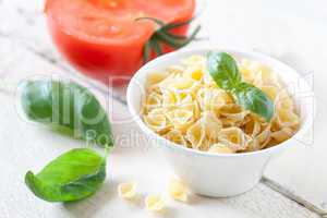 rohe Muschelnudeln / raw pasta